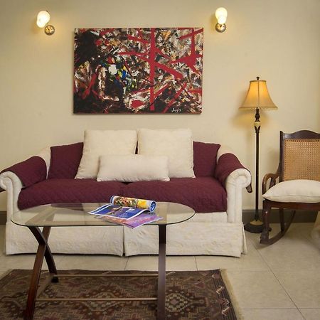 Ground Floor Apartment Located In Hometown, 5 Min Walk To The Beach Saint James Eksteriør bilde