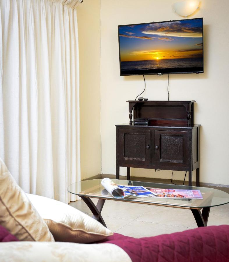 Ground Floor Apartment Located In Hometown, 5 Min Walk To The Beach Saint James Eksteriør bilde